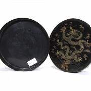 Caja de madera lacada con dragón, dinastía Qing.