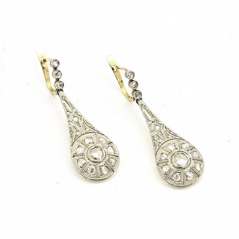 Art Deco long earrings in yellow gold with diamonds.
