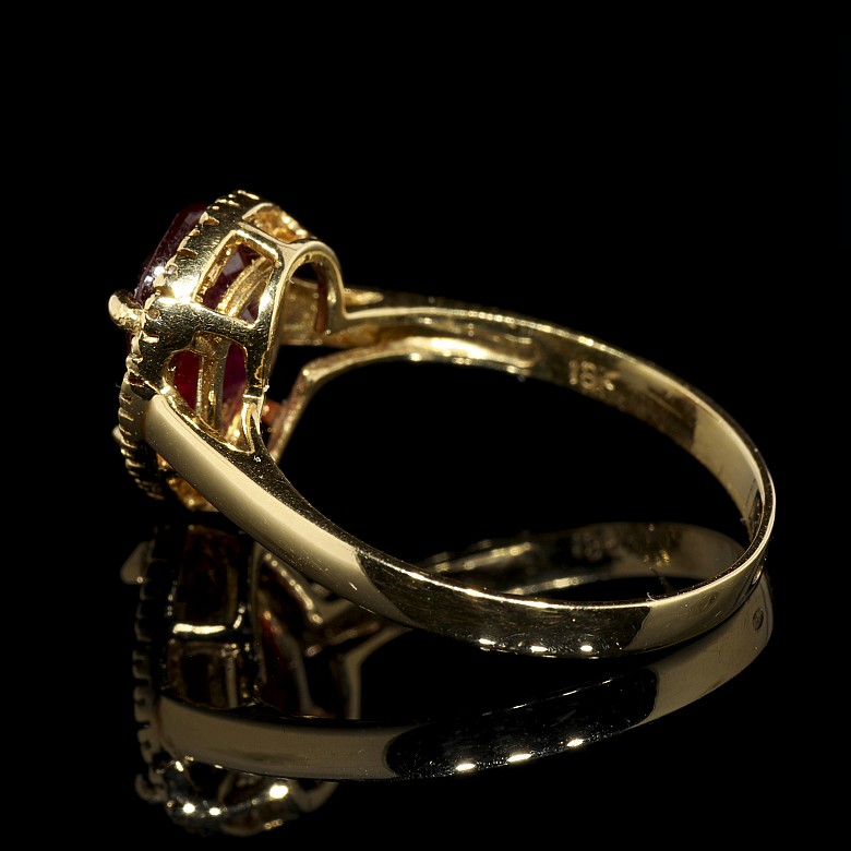Anillo con rubí y diamantes en oro amarillo de 18 k