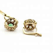 Earrings in 18k yellow gold and central emerald.