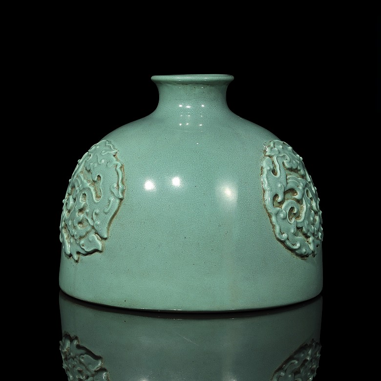 Jarrón de porcelana con relieves, marca Qianlong