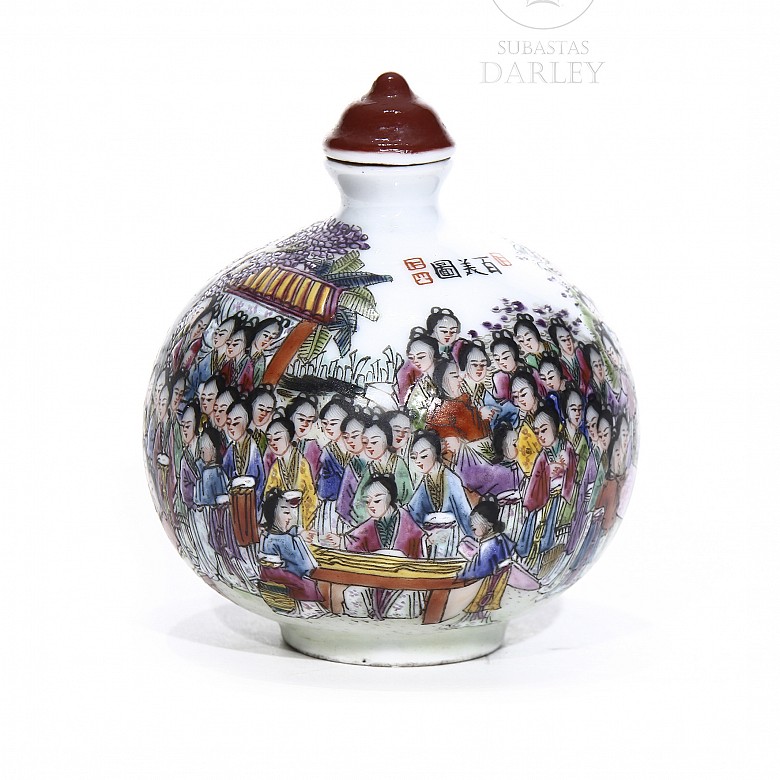 Enameled porcelain snuff bottle, Qing dynasty.