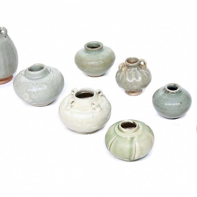Lote de ocho pequeñas vasijas de cerámica, China.