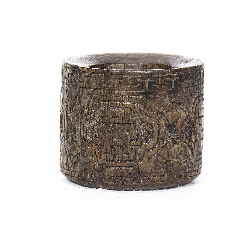 Anillo de madera tallada, dinastía Qing.