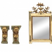 Pair of brackets and a polychrome wooden mirror, 20th century
