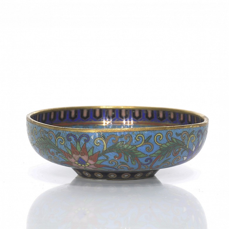 Small cloisonné bowl with dragons, Qing dynasty.