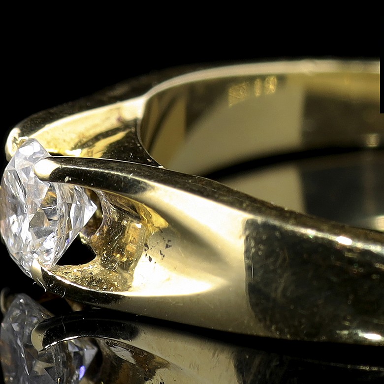Anillo de oro amarillo de 18 k con un diamante central 0,30 ct.