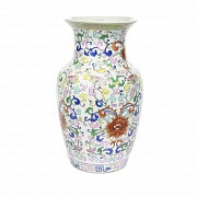 Jarrón de cerámica esmaltada con flores.