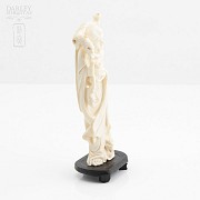 Figure of an elder carved in ivory - 4