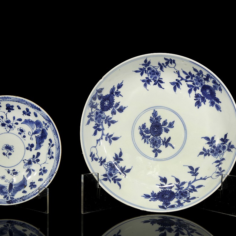 Dos platos de porcelana azul y blanco 