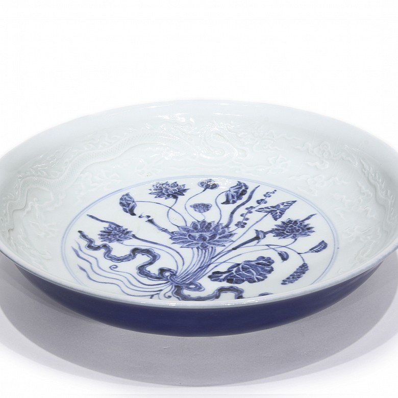 Large porcelain plate with bouquet and dragons, 20th century