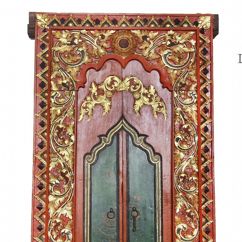 Puerta de templo indonesio de madera tallada y pintada, S.XIX - XX