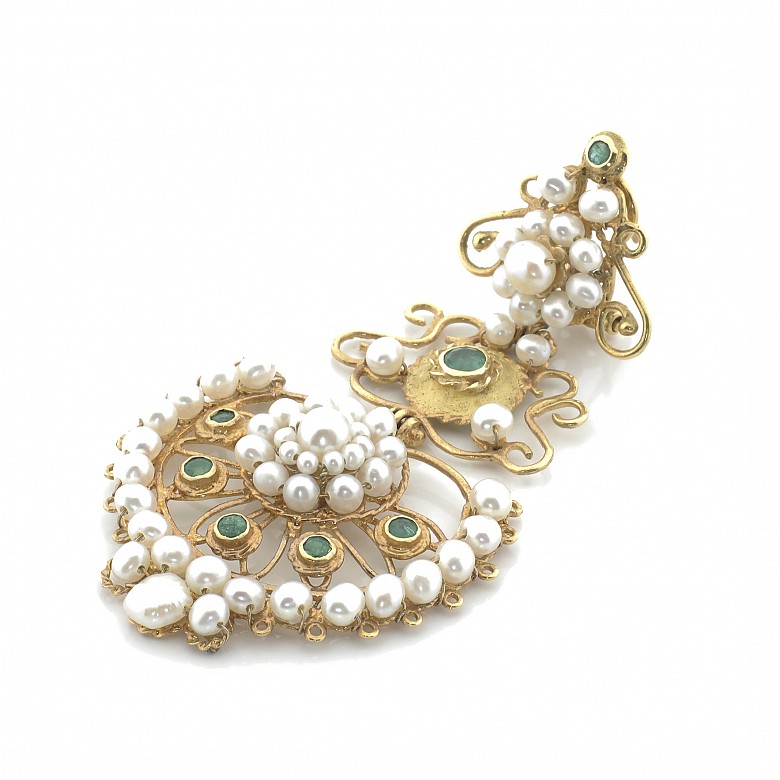 18 k yellow gold pendant, pearls and emeralds
