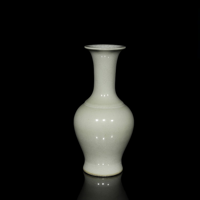 Jarrón de porcelana vidriado en blanco, S.XX