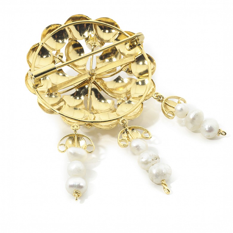 Brooch in 18k yellow gold and pearls