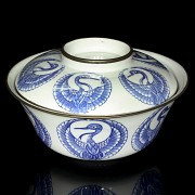 Gran cuenco con tapa de porcelana, azul y blanca, pps.S.XX