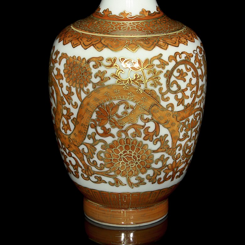 Enamelled and gilded porcelain vase, Qianlong mark