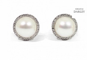 Earrings in 18k white gold with pearls and diamonds.
