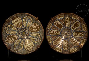 Pair of plates, Manises metallic lustre, 20th century