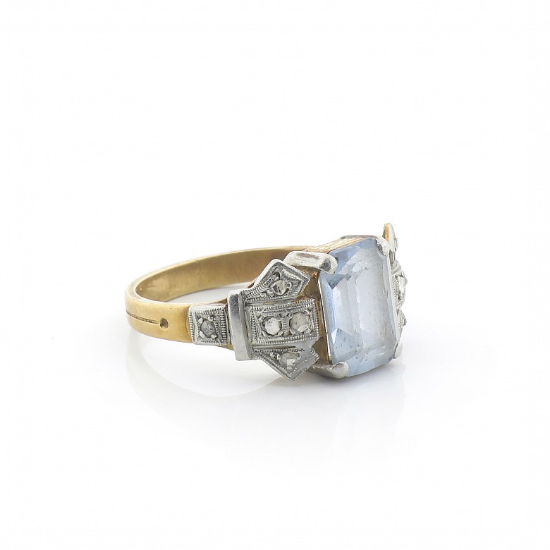 Anillo de oro 18 k con diamantes y una piedra azul