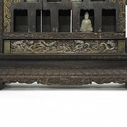 Altar budista de madera tallada, con budas de jade, dinastía Qing.