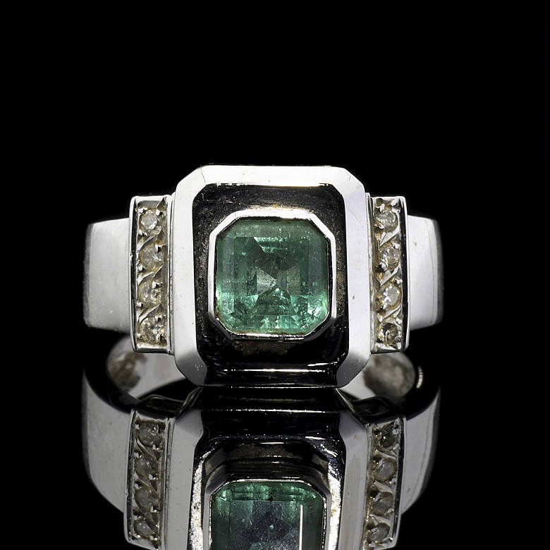 Ring in 18k white gold, diamonds and an emerald