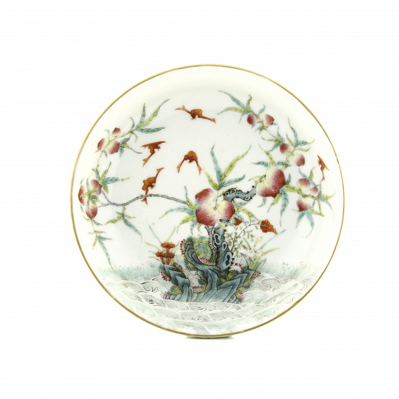 Plato de porcelana con melocotones y murcielagos, con sello Qianlong.