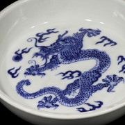 Pequeño plato de porcelana con dragón, con marca Kangxi