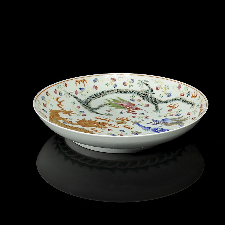Plato de porcelana esmaltada, S.XX - 2