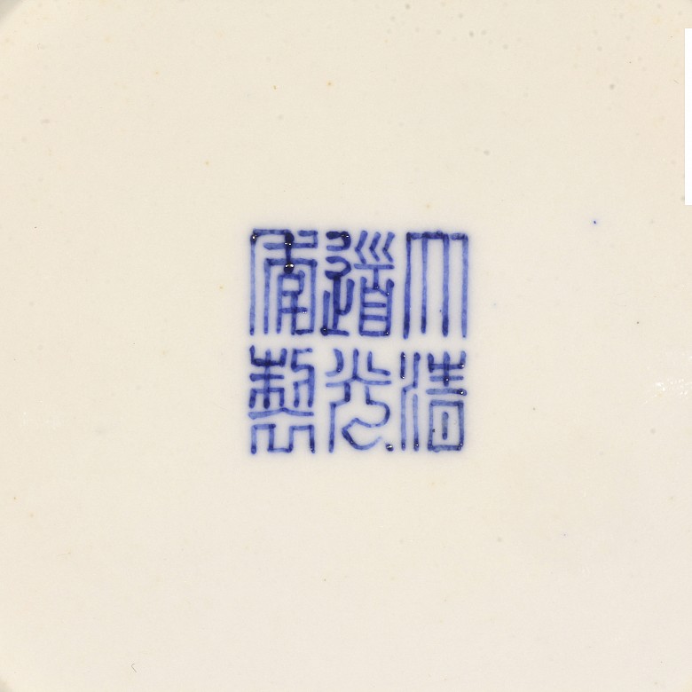 Plato esmaltado con melocotones, con marca Daoguang