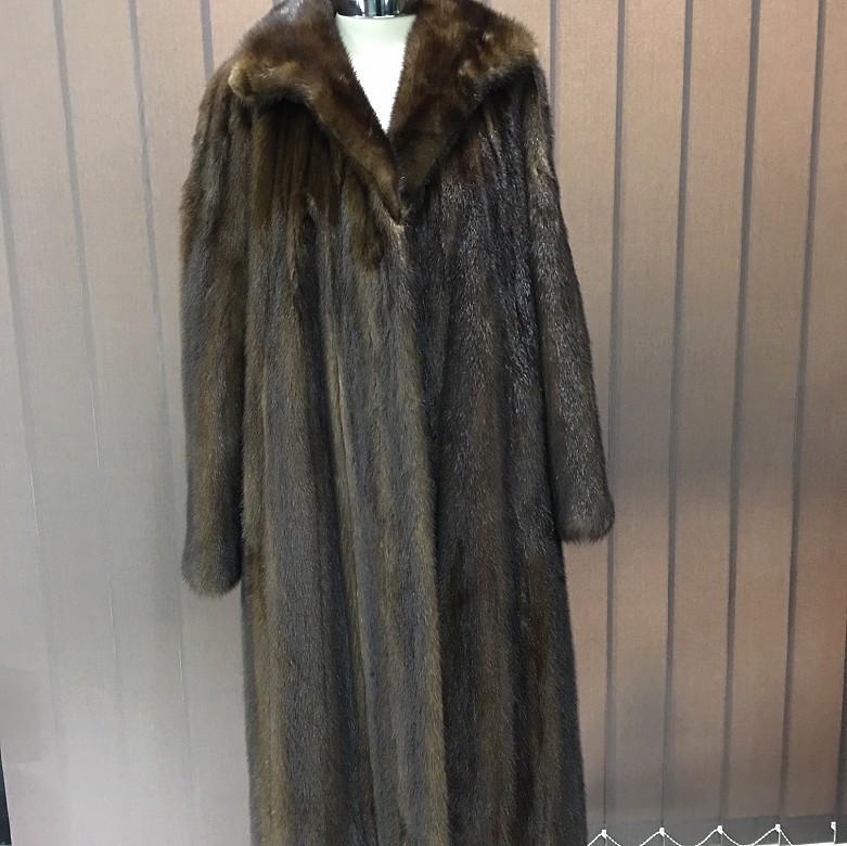 Nice dark brown mink fur coat and long cut. - 1