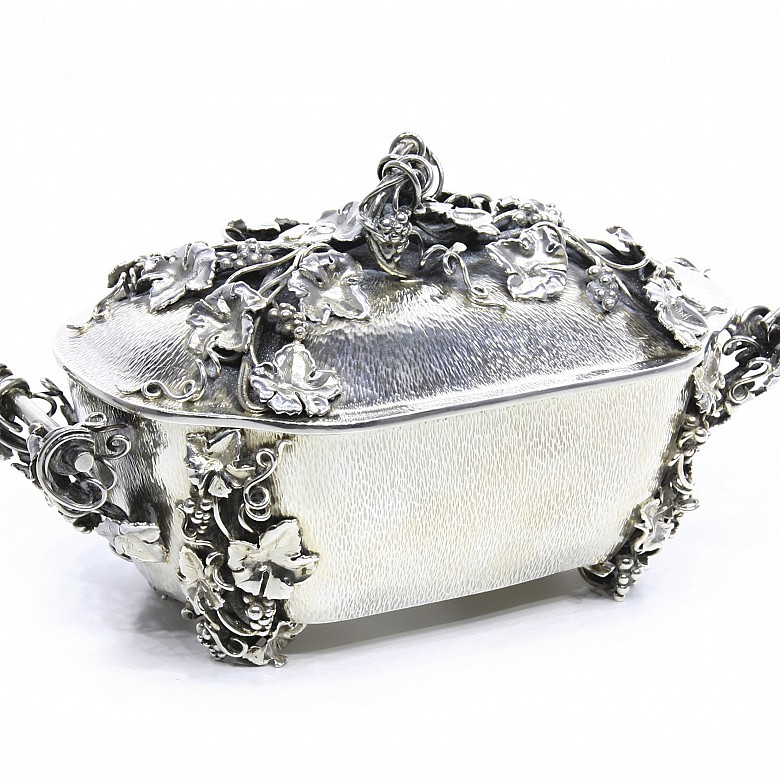 Spanish punched silver jewelery box, 20th century