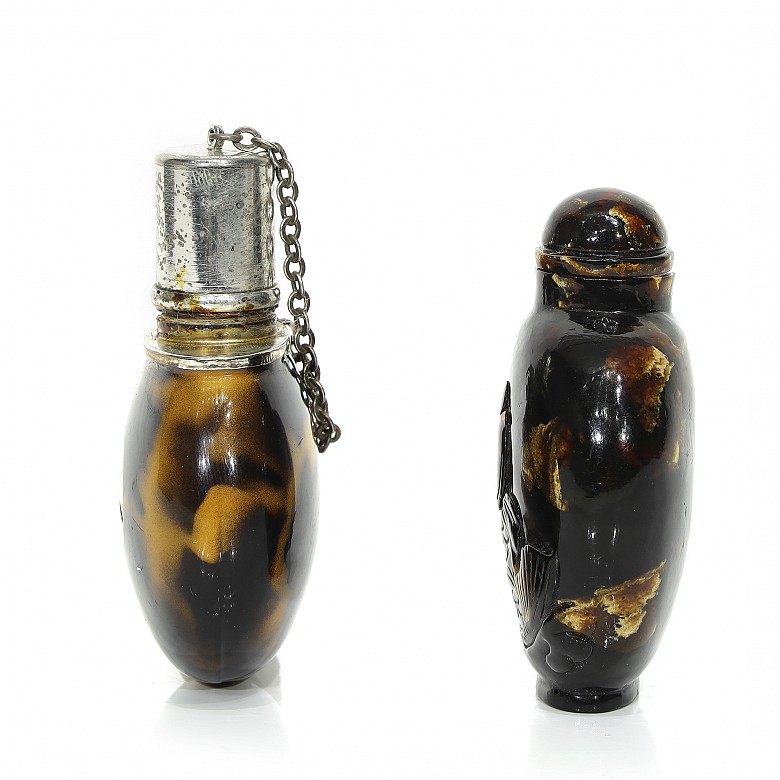 Lot of two chinese bottles, 20th century