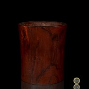 Bote para pinceles de madera tallada, dinastía Qing