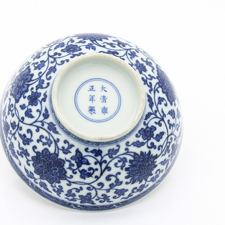 Cuenco de porcelana, azul y blanco, con sello Guanxu.