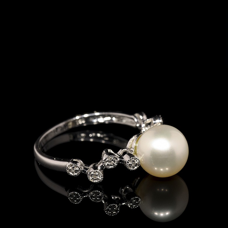 Anillo con perla y diamantes en oro blanco de 18 k
