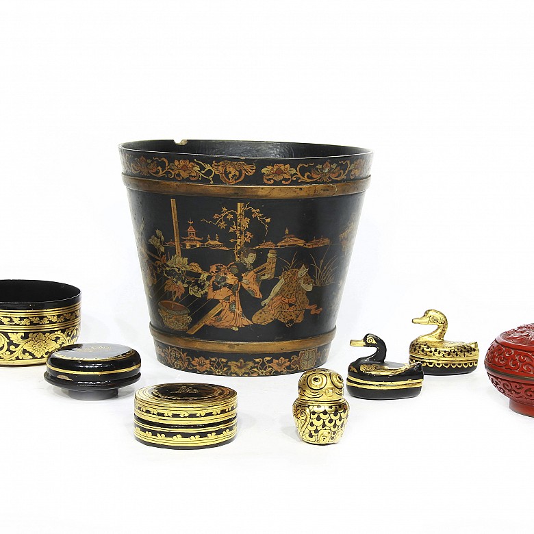 Set of Chinese lacquer pieces.
