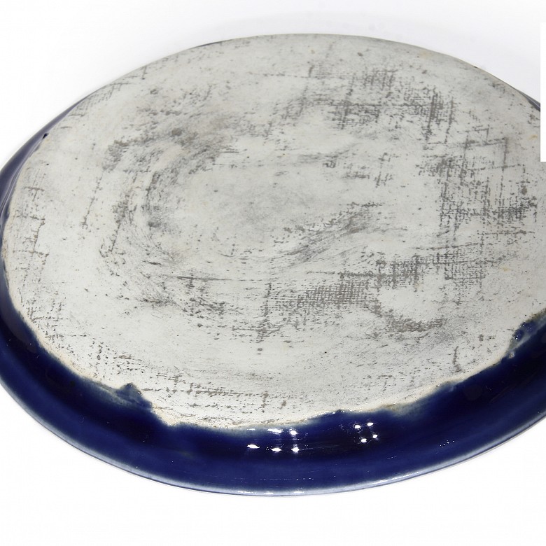 Blue plate with dragon in white, Jingdezhen, Yuan dynasty (1279-1368).