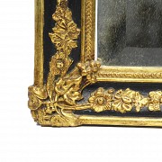 Espejo antiguo de madera tallada con elementos florales, pps.s.XX
