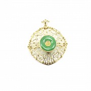 14k yellow gold pendant and central jade disc.