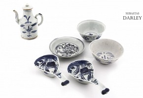 A Blue and white chinese ceramic and porcelain lot.