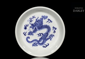 Plato de porcelana con dragón, con marca Kangxi