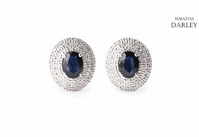 Earrings in 18k white gold with sapphires and diamonds.