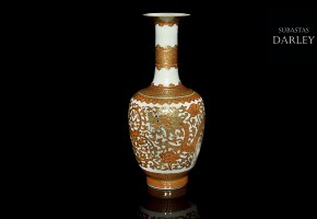 Jarrón de porcelana esmaltada y dorada, con marca Qianlong