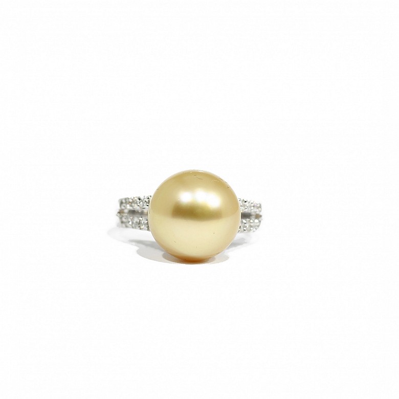 18k gold ring with diamonds and Australian pearl