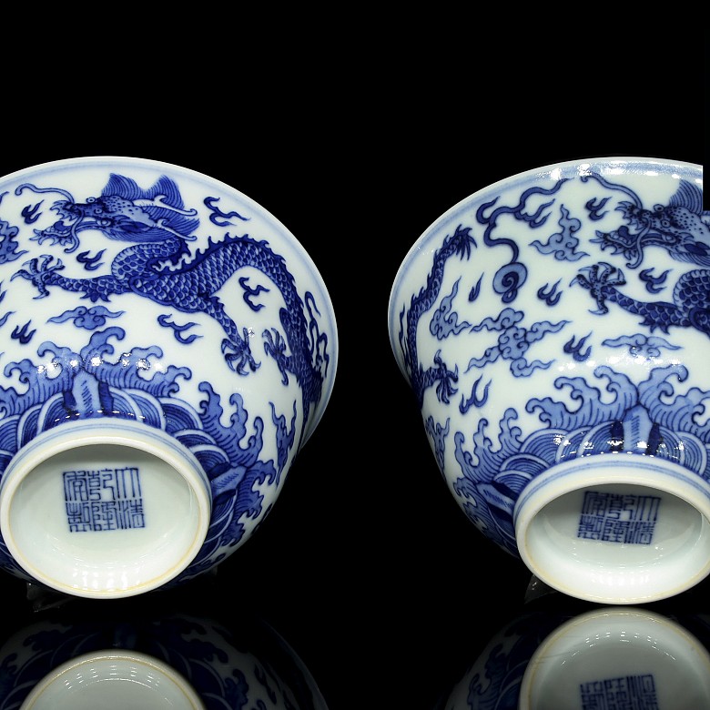 Pair of bowls, blue and white, Qianlong mark