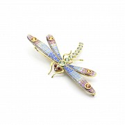 Elegante broche en forma de libélula cuajado de gemas preciosas.