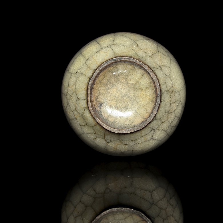 Small 'hulu' vase, Guanyao, Song dynasty