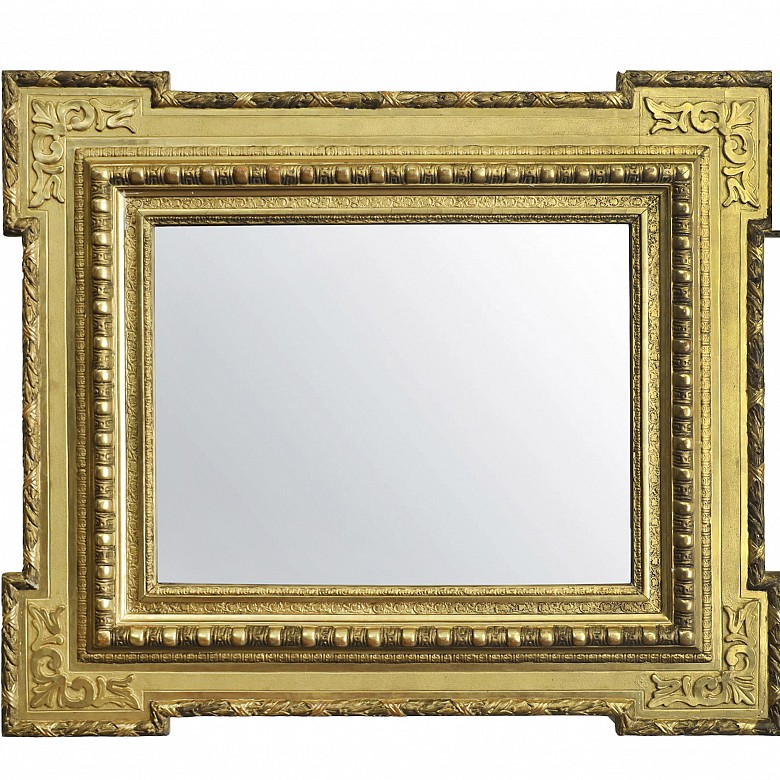 Marco de madera tallada y dorada con espejo, pps.S.XX