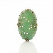A 14 k gold ring with carved jade - 3